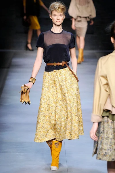 Look 16